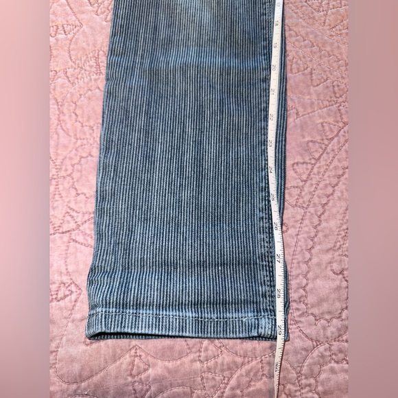 Laurie Felt Classic Denim Boyfriend Roll Cuff Jeans in 4 - Picture 7 of 15